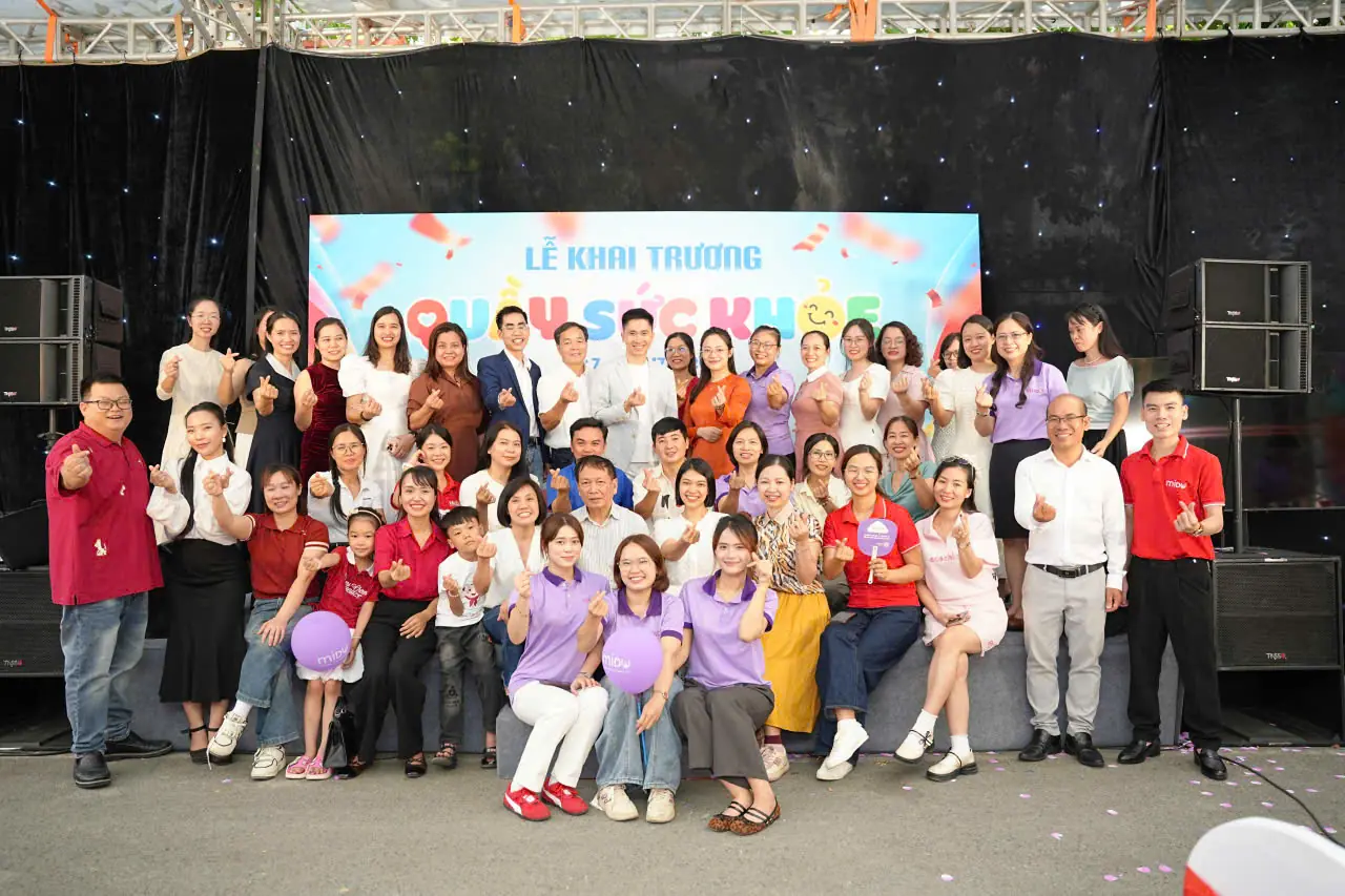 Ảnh tập thể ngày khai trương