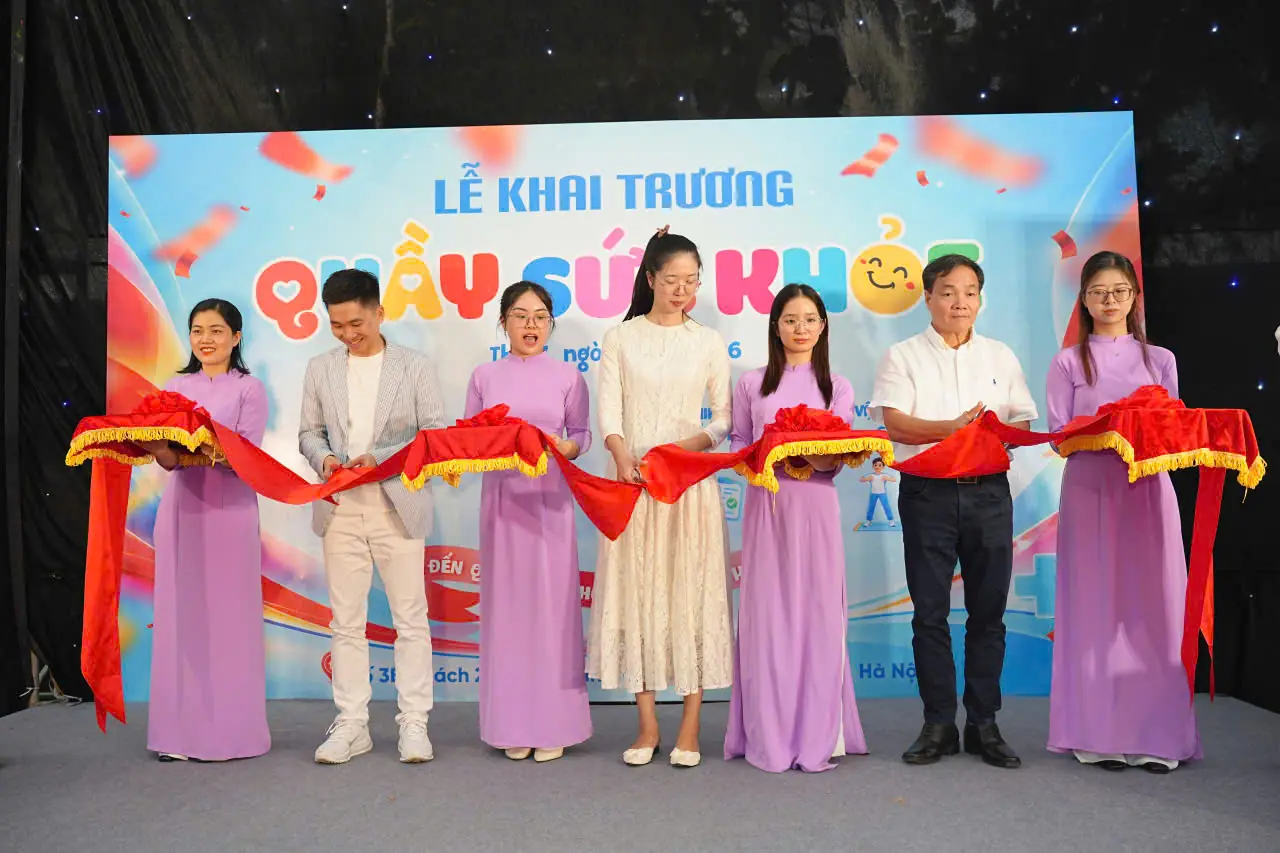 Cắt băng khai trương