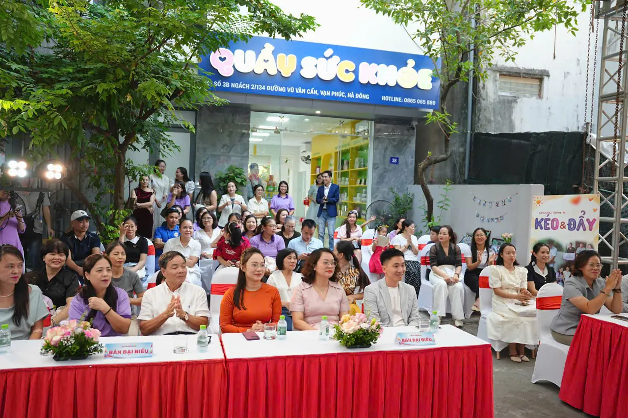Bà con nghe chia sẻ sức khỏe ngày khai trương