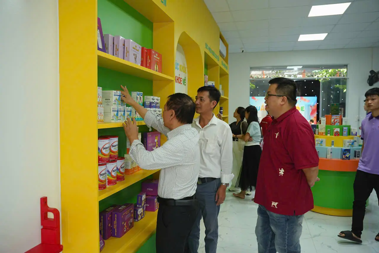 Khách được tư vấn trong Quầy