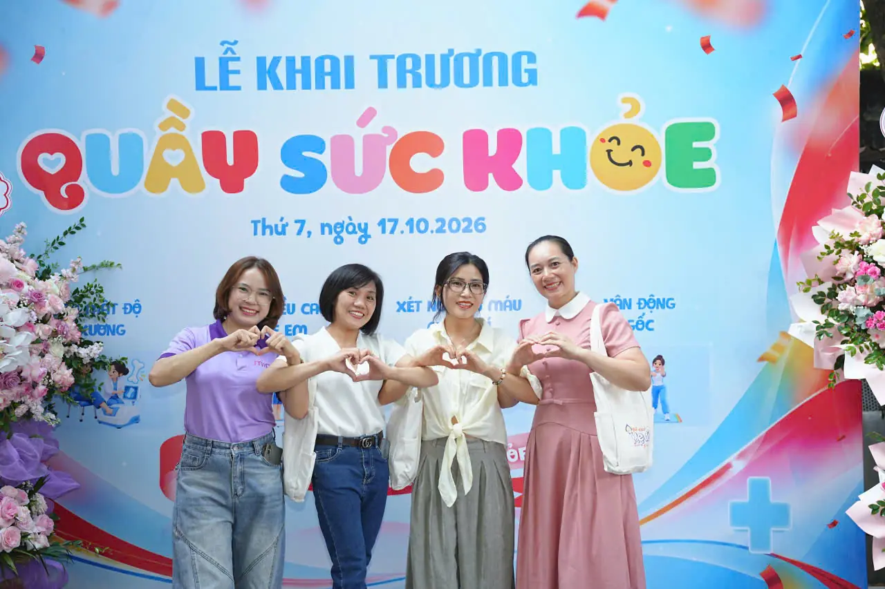 Khách chụp ảnh check in trước phông khai trương